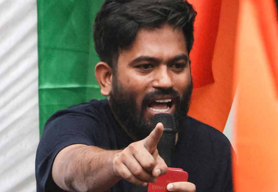 ‘ককরোচ জনতা পার্টির’ প্রতিষ্ঠাতা অভিজিৎ দীপকের উত্থান। ধর্মেন্দ্রের ইস্তফা ‘গণতন্ত্রের জয়’! যন্তর মন্তরে উল্লাস ও আনন্দাশ্রু!