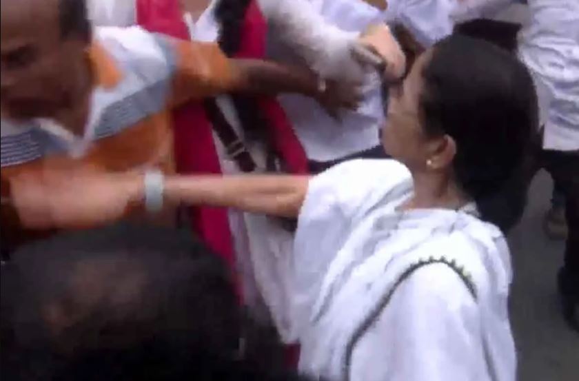 নিজের দলের কর্মীকেই সপাটে চড় মমতার! তৃণমূলনেত্রী এক ব্যক্তিকে কষিয়ে চড় মারেন! কেন?