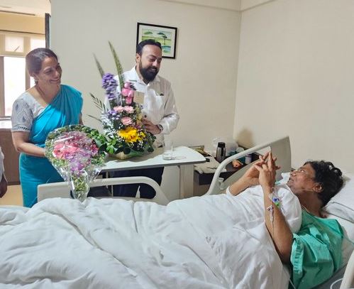 হাসপাতালে রাজেশ শর্মাকে দেখতে তড়িঘড়ি ছুটলেন ইন্দ্রনীল খাঁ! মুখ্যমন্ত্রীর তরফে দ্রুত শারীরিক সুস্থতা ও শুভেচ্ছা জ্ঞাপন করেন ক্রীড়ামন্ত্রী