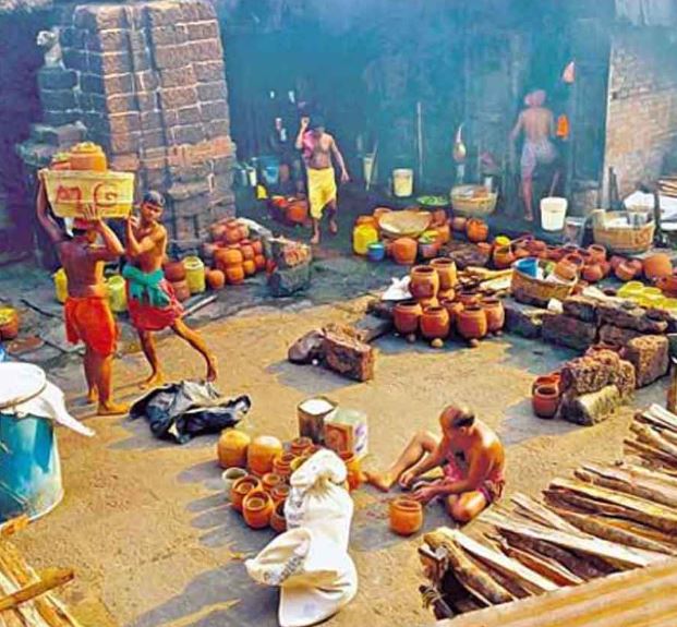 ভোগ তৈরির ‘অদ্ভুত’ নিয়ম! পুরীর জগন্নাথ মন্দিরের হেঁশেলের অন্দরকথা