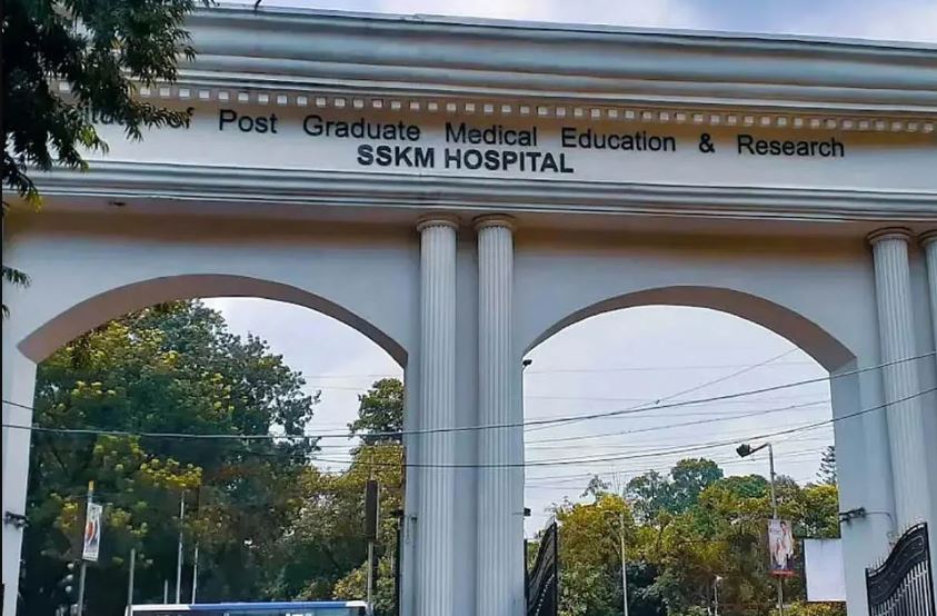 ‘দালালচক্র’ ফের সক্রিয় এসএসকেএমে! রোগীভর্তির নামে টাকা আদায়ের অভিযোগ, একমাসে গ্রেপ্তার ৬ ‘দালালচক্র’ ফের সক্রিয় এসএসকেএমে! রোগীভর্তির নামে টাকা আদায়ের অভিযোগ, একমাসে গ্রেপ্তার ৬
