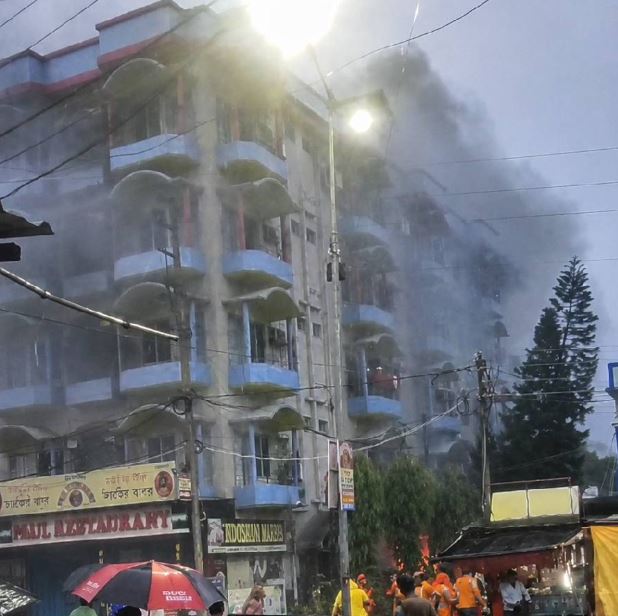 তারাপীঠে ‘বিদেশিনী’র দরজা খুলতেই আগুন! হোটেলে ভয়াবহ অগ্নিকাণ্ড! পুজো দিতে গিয়ে মর্মান্তিক মৃত্যু ৭ জনের তারাপীঠে ‘বিদেশিনী’র দরজা খুলতেই আগুন! হোটেলে ভয়াবহ অগ্নিকাণ্ড! পুজো দিতে গিয়ে মর্মান্তিক মৃত্যু ৭ জনের