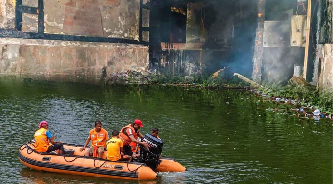 তারাপীঠের অগ্নিকাণ্ডে গ্রেফতার হোটেল মালিকের বাবাও! অকুস্থল ‘বিদেশিনী’ লাগোয়া পুকুরে ডুবুরি নামিয়ে তল্লাশি তারাপীঠের অগ্নিকাণ্ডে গ্রেফতার হোটেল মালিকের বাবাও! অকুস্থল ‘বিদেশিনী’ লাগোয়া পুকুরে ডুবুরি নামিয়ে তল্লাশি