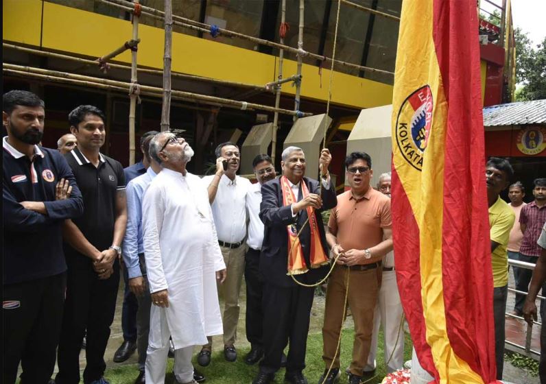 ডুরান্ড জয়ের উদযাপন ইস্টবেঙ্গলে! লাল-হলুদ সমর্থকদের ঢল, তাঁবুতে পতাকা উত্তোলন! ডুরান্ড জয়ের উদযাপন ইস্টবেঙ্গলে! লাল-হলুদ সমর্থকদের ঢল, তাঁবুতে পতাকা উত্তোলন!