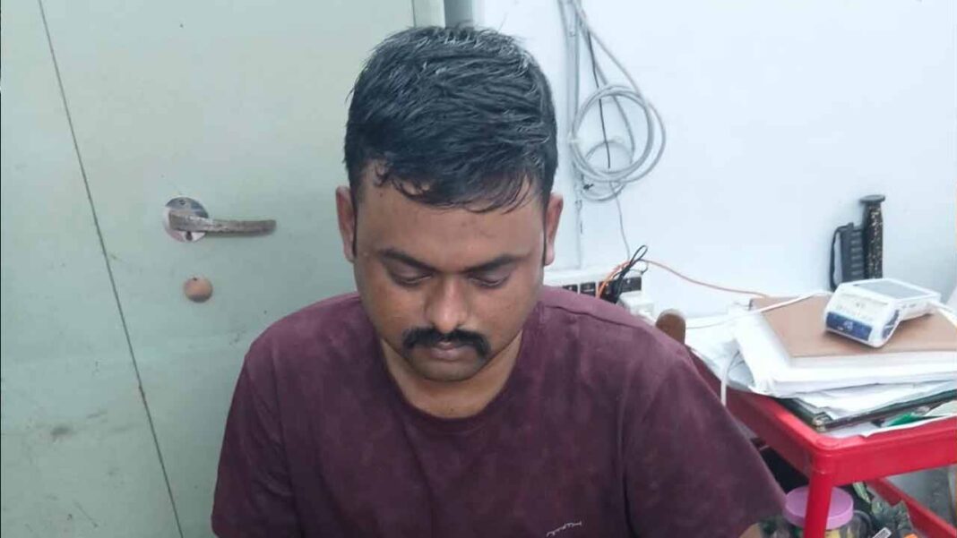 ঘুষের রং গোলাপি! গ্রেফতার হাওড়ার ব্যাঁটরা থানার এসআই! নগদ ১৫ হাজার টাকা ঘুষ! হাত ধুতেই হাতেনাতে মিলল ঘুষ নেওয়ার প্রমাণ ঘুষের রং গোলাপি! গ্রেফতার হাওড়ার ব্যাঁটরা থানার এসআই! নগদ ১৫ হাজার টাকা ঘুষ! হাত ধুতেই হাতেনাতে মিলল ঘুষ নেওয়ার প্রমাণ