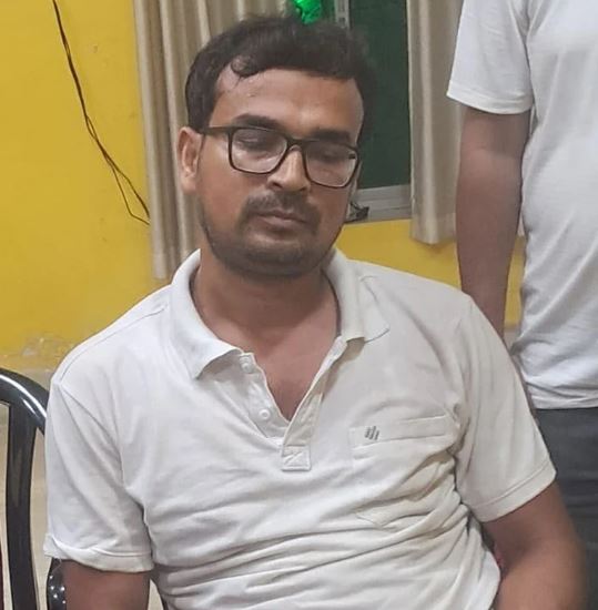 প্রোমোটারের কাছ থেকে ১ লক্ষ টাকা ঘুষ! কনস্টেবলকে হাতেনাতে ধরল দুর্নীতি দমন শাখা প্রোমোটারের কাছ থেকে ১ লক্ষ টাকা ঘুষ! কনস্টেবলকে হাতেনাতে ধরল দুর্নীতি দমন শাখা