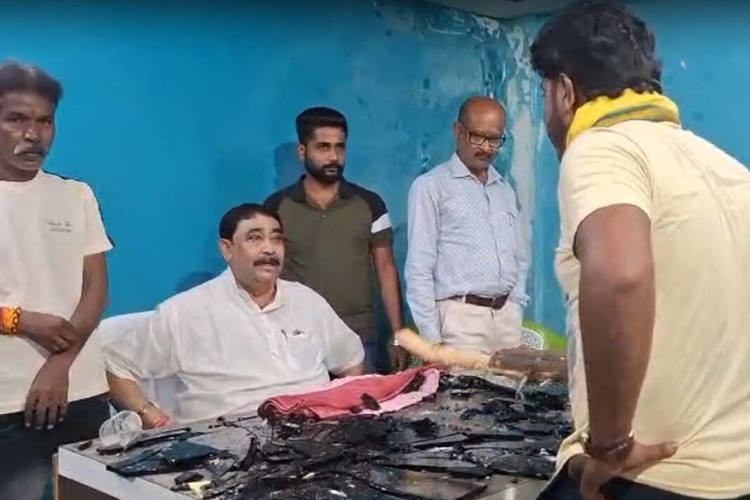লাঠি উঁচিয়ে বীরভূমের ‘বাঘ’কে দেখে নেওয়ার হুমকি! অনুব্রতর কলার ধরে পার্টি অফিসে বসিয়ে গুঁড়িয়ে দেওয়া হল আসবাব! লাঠি উঁচিয়ে বীরভূমের ‘বাঘ’কে দেখে নেওয়ার হুমকি! অনুব্রতর কলার ধরে পার্টি অফিসে বসিয়ে গুঁড়িয়ে দেওয়া হল আসবাব!
