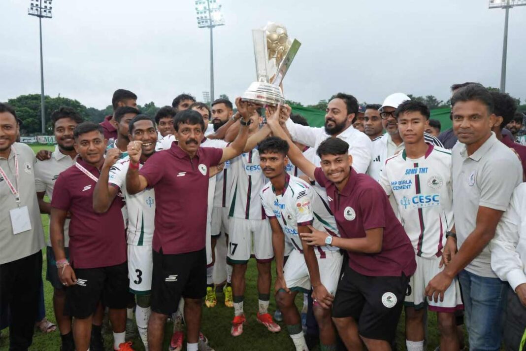 ‘এবার থেকে ক্লাবেই থাকবে ট্রফি’, বিরাট ঘোষণা মোহন কর্তার!মোহনবাগানের হাতে কলকাতা লিগের ট্রফি তুলে দিলেন ক্রীড়ামন্ত্রী ‘এবার থেকে ক্লাবেই থাকবে ট্রফি’, বিরাট ঘোষণা মোহন কর্তার!মোহনবাগানের হাতে কলকাতা লিগের ট্রফি তুলে দিলেন ক্রীড়ামন্ত্রী