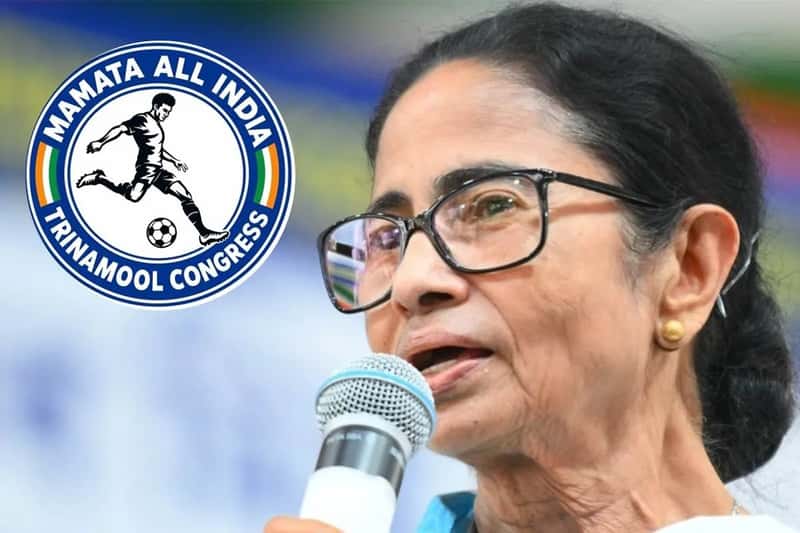 প্রকাশ পেল নয়া লোগো! হাতছাড়া জোড়াফুল! মমতা শিবিরে নতুন প্রতীক ‘ফুটবলার’ প্রকাশ পেল নয়া লোগো! হাতছাড়া জোড়াফুল! মমতা শিবিরে নতুন প্রতীক ‘ফুটবলার’
