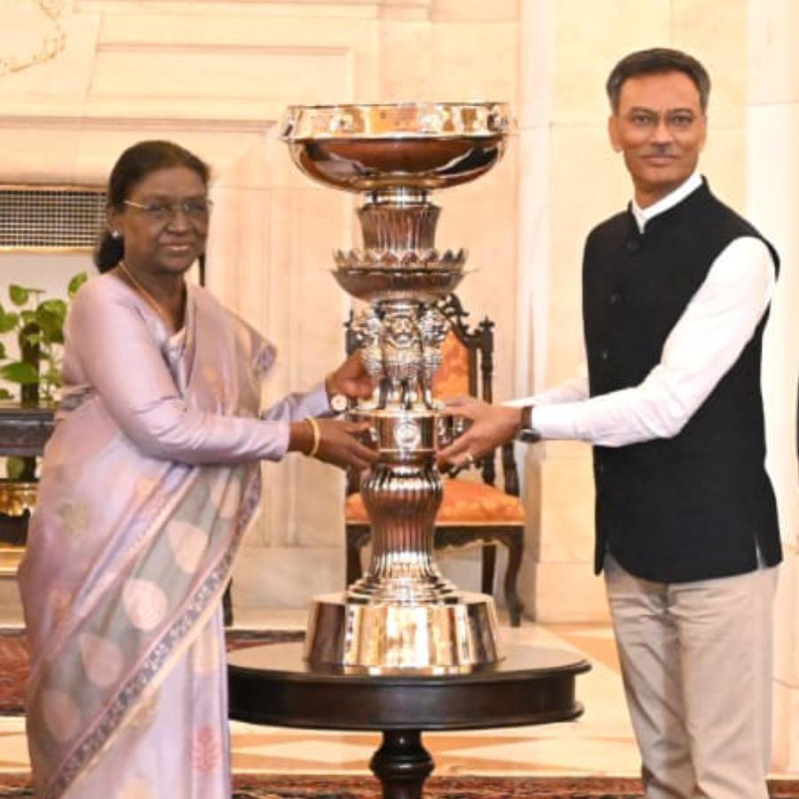 রাষ্ট্রপতি ভবনে স্বীকৃতি ইস্টবেঙ্গলকে! ডুরান্ডের প্রেসিডেন্টস কাপ দিলেন রাষ্ট্রপতি মুর্মু রাষ্ট্রপতি ভবনে স্বীকৃতি ইস্টবেঙ্গলকে! ডুরান্ডের প্রেসিডেন্টস কাপ দিলেন রাষ্ট্রপতি মুর্মু