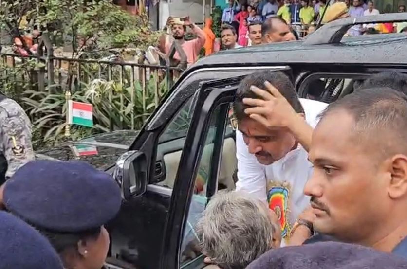‘বাবা, দাঁড়াও’, ডাক শুনে থামল মুখ্যমন্ত্রীর কনভয়! শুভেন্দু অধিকারীকে আশীর্বাদ করে কী বললেন বৃদ্ধা? ‘বাবা, দাঁড়াও’, ডাক শুনে থামল মুখ্যমন্ত্রীর কনভয়! শুভেন্দু অধিকারীকে আশীর্বাদ করে কী বললেন বৃদ্ধা?