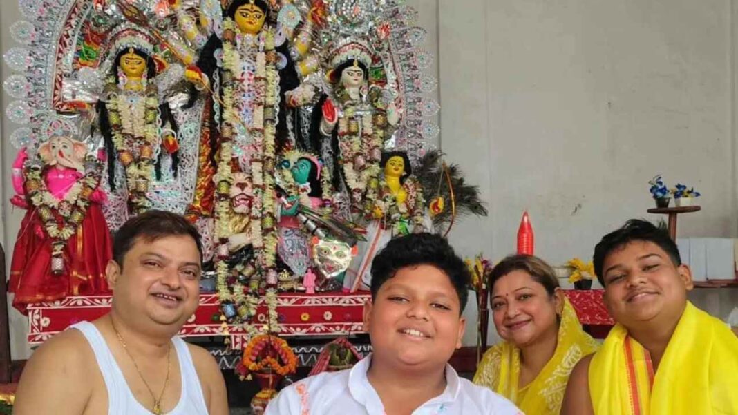বিশ্বনাথ বসুর বাড়ির ৩৫৫ বছরের পুজো! বসিরহাটের গ্রামের পুজোয় মিলেমিশে যান অভিনেতা বিশ্বনাথ বসুর বাড়ির ৩৫৫ বছরের পুজো! বসিরহাটের গ্রামের পুজোয় মিলেমিশে যান অভিনেতা