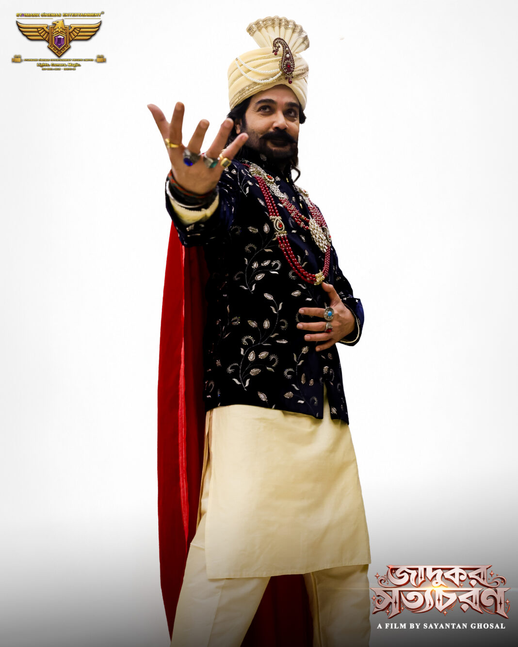 ‘জাদুকর সত্যচরণ’! ম্যাজিক-রহস্যে নতুন চমক! লুকে তাক লাগালেন প্রসেনজিৎ ‘জাদুকর সত্যচরণ’! ম্যাজিক-রহস্যে নতুন চমক! লুকে তাক লাগালেন প্রসেনজিৎ