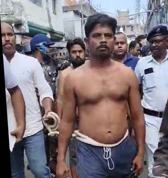 অর্ধনগ্ন করে কেন হাঁটানো হল অভিযুক্তদের? অসন্তুষ্ট জাতীয় মানবাধিকার কমিশন, সিপি-র রিপোর্ট তলব অর্ধনগ্ন করে কেন হাঁটানো হল অভিযুক্তদের? অসন্তুষ্ট জাতীয় মানবাধিকার কমিশন, সিপি-র রিপোর্ট তলব