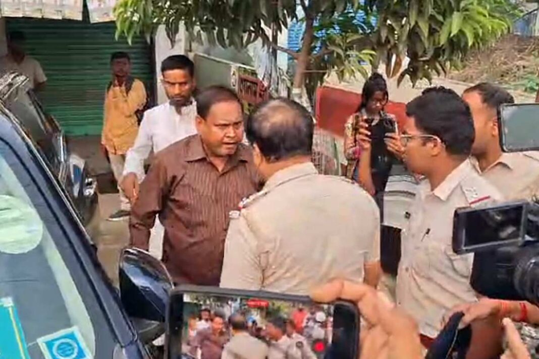 রেজিনগরে গ্রেপ্তার হুমায়ুন কবীর! নন্দীগ্রামের বুথে বিক্ষোভের মুখে কংগ্রেসের মিলন রেজিনগরে গ্রেপ্তার হুমায়ুন কবীর! নন্দীগ্রামের বুথে বিক্ষোভের মুখে কংগ্রেসের মিলন