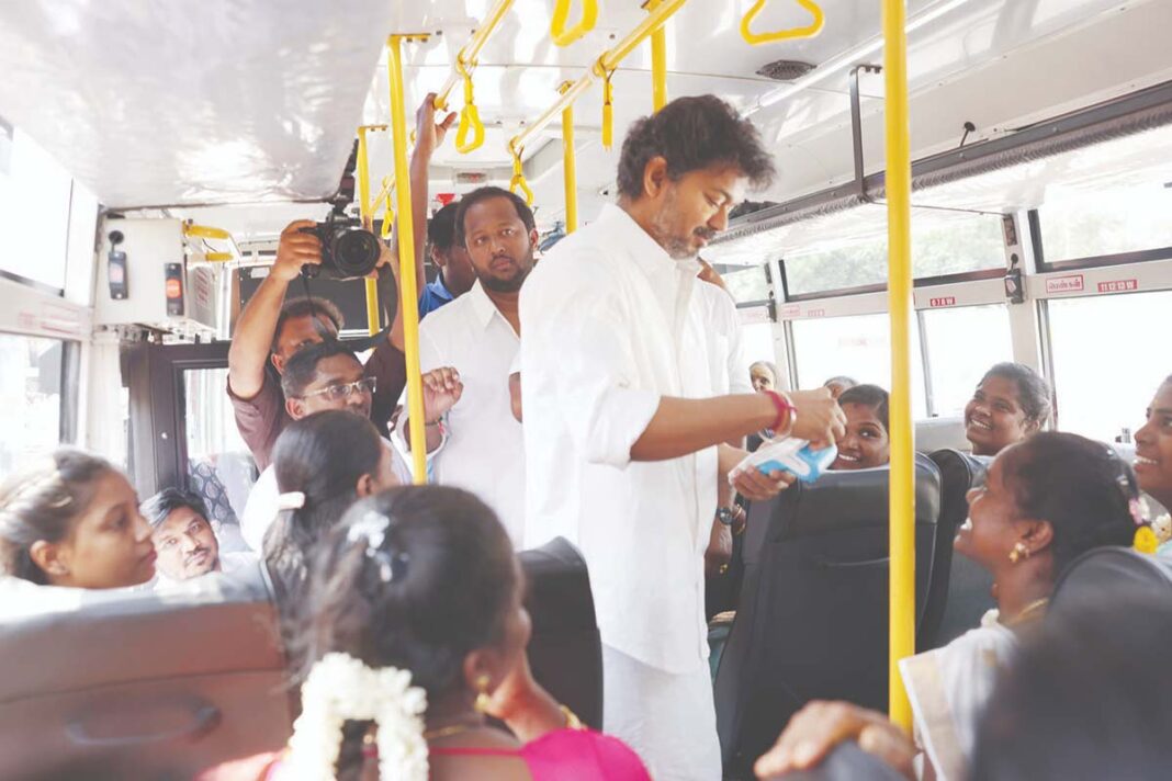 বাসে কন্ডাক্টরের ভূমিকায় মুখ্যমন্ত্রী বিজয়! মহিলা যাত্রীদের হাতে বিনামূল্যে টিকিট তুলে দেন বাসে কন্ডাক্টরের ভূমিকায় মুখ্যমন্ত্রী বিজয়! মহিলা যাত্রীদের হাতে বিনামূল্যে টিকিট তুলে দেন