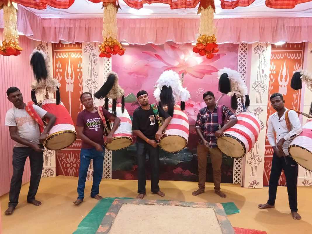 ঢ্যাম কুড় কুড়! বাজনার ব্যাকরণ বদলালেও ঢাক স্বমহিমায় ঢ্যাম কুড় কুড়! বাজনার ব্যাকরণ বদলালেও ঢাক স্বমহিমায়