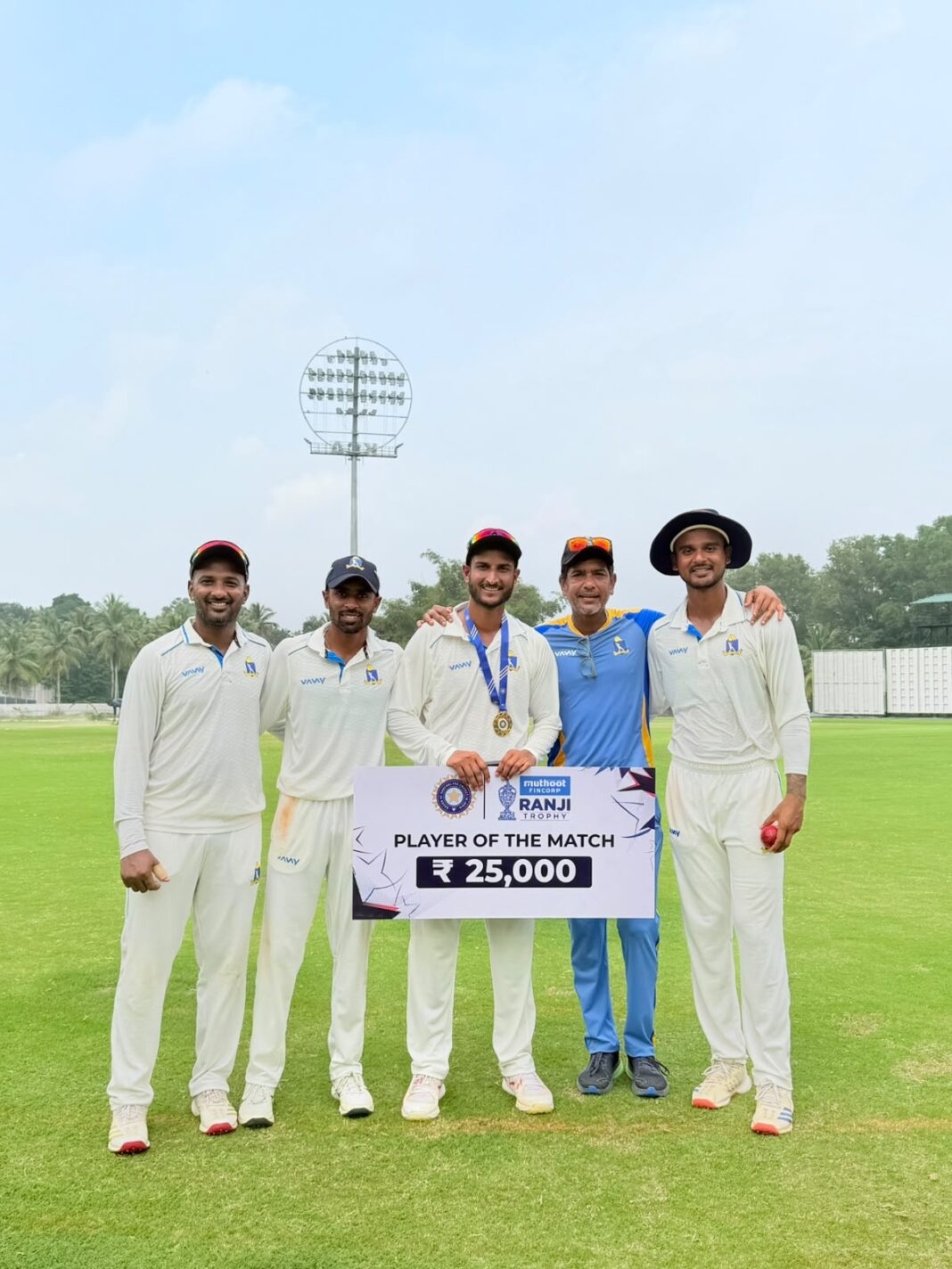 রঞ্জিতে জয়ের হ্যাটট্রিক বাংলার! পয়েন্ট তালিকায় সকলের উপরে লক্ষ্মীর ছেলেরা রঞ্জিতে জয়ের হ্যাটট্রিক বাংলার! পয়েন্ট তালিকায় সকলের উপরে লক্ষ্মীর ছেলেরা