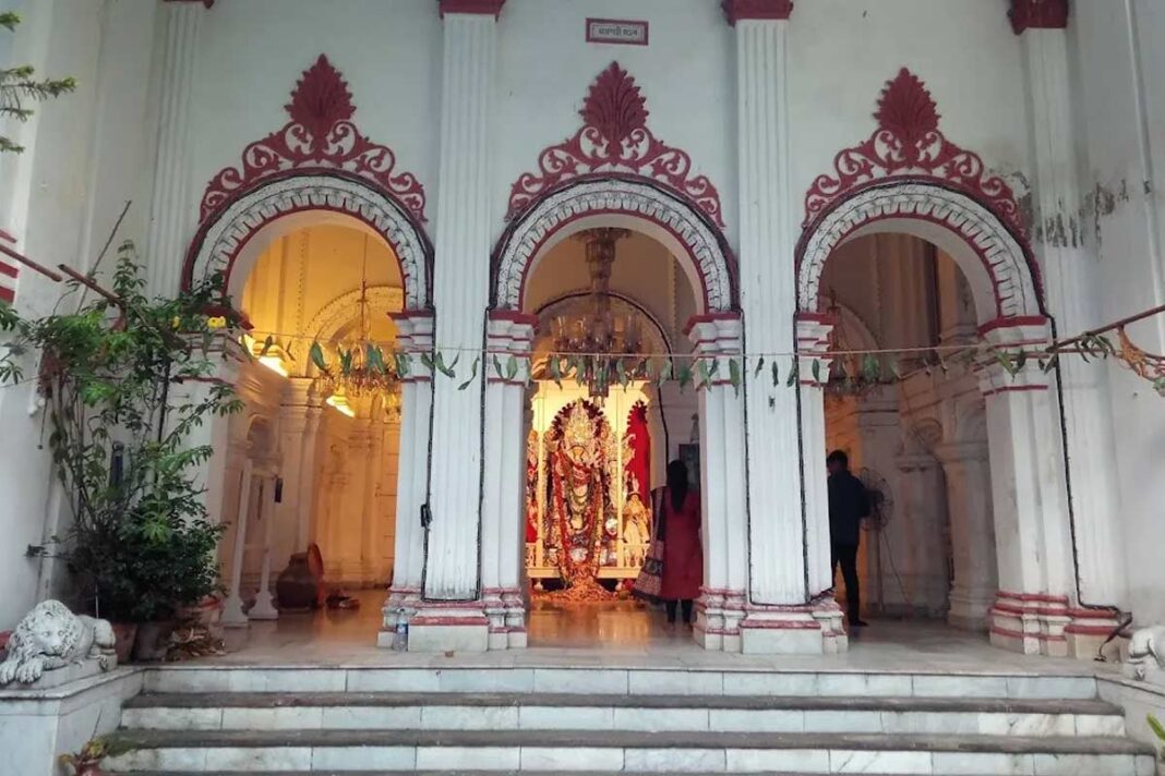 আন্দুলের দত্তচৌধুরী পরিবারের দুর্গোৎসব! বনেদি বাড়ির পুজোয় হাজির থাকতেন নেতাজির মা আন্দুলের দত্তচৌধুরী পরিবারের দুর্গোৎসব! বনেদি বাড়ির পুজোয় হাজির থাকতেন নেতাজির মা