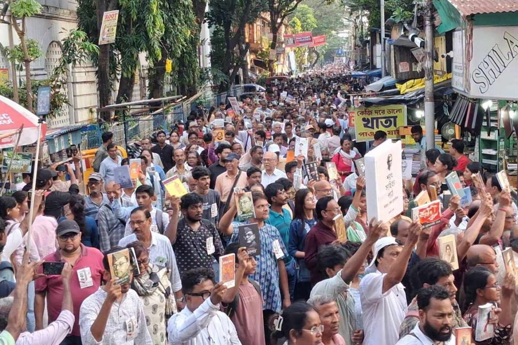 বইয়ের জন্য জনকল্লোল মহানগরীতে! বুলডোজারের জবাব! বই নিয়ে হাঁটলেন অসংখ্য মানুষ বইয়ের জন্য জনকল্লোল মহানগরীতে! বুলডোজারের জবাব! বই নিয়ে হাঁটলেন অসংখ্য মানুষ