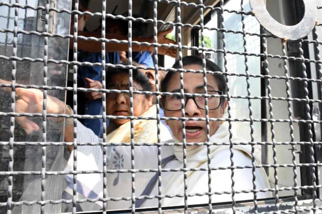 ‘পিছু হটছি না’! ‘আরও শক্তিশালী হয়ে ফিরব’! গ্রেফতার মমতা প্রিজন ভ্যানে! ‘কিডন্যাপ করা হয়েছে’,থানায় ধরনা ‘পিছু হটছি না’! ‘আরও শক্তিশালী হয়ে ফিরব’! গ্রেফতার মমতা প্রিজন ভ্যানে! ‘কিডন্যাপ করা হয়েছে’,থানায় ধরনা