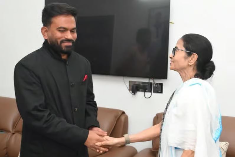 দিদির সঙ্গে দেখা হল দিপকের! এসআইআর-আন্দোলনের প্রশংসা করে কলকাতায় আমন্ত্রণ মমতার দিদির সঙ্গে দেখা হল দিপকের! এসআইআর-আন্দোলনের প্রশংসা করে কলকাতায় আমন্ত্রণ মমতার
