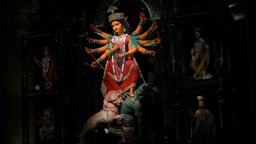 কলকাতার সেরা সর্বজনীনের প্রথম বাছাইয়ে ১২! শুভেন্দু সরকারের বিচারে পুজোয় সেরার সেরা সন্তোষ মিত্র স্কোয়্যার কলকাতার সেরা সর্বজনীনের প্রথম বাছাইয়ে ১২! শুভেন্দু সরকারের বিচারে পুজোয় সেরার সেরা সন্তোষ মিত্র স্কোয়্যার