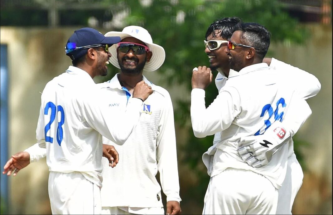 দিল্লিকে দুরমুশ করে রনজি শুরু বাংলার! ব্যাটে-বলে দাপট! হাতছাড়া বোনাস পয়েন্ট! দিল্লিকে দুরমুশ করে রনজি শুরু বাংলার! ব্যাটে-বলে দাপট! হাতছাড়া বোনাস পয়েন্ট!