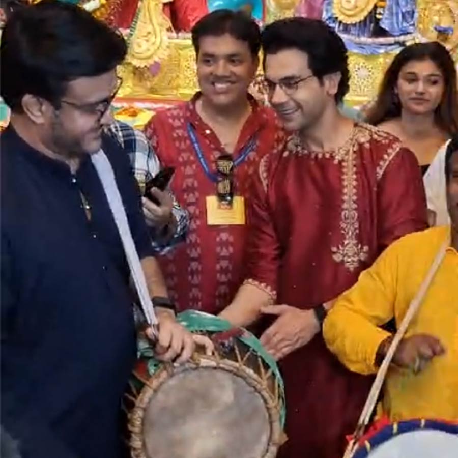 চোরবাগানে চোখের জল! ‘মহারাজ অষ্টমি’তে বায়োপিকের প্রচার?বিষাদের আবহে আনন্দিত সৌরভ ম্যাডক্সের মণ্ডপে ঢাক বাজালেন! চোরবাগানে চোখের জল! ‘মহারাজ অষ্টমি’তে বায়োপিকের প্রচার?বিষাদের আবহে আনন্দিত সৌরভ ম্যাডক্সের মণ্ডপে ঢাক বাজালেন!