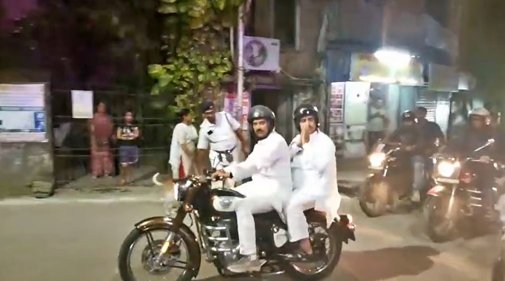 মন্ত্রী উমেশের বাইকে চড়ে মুখ্যমন্ত্রী সালকিয়ায়! চোরবাগান বিপর্যয়ে মৃত বিকাশ ভট্টাচার্যের বাড়িতে শুভেন্দু অধিকারী মন্ত্রী উমেশের বাইকে চড়ে মুখ্যমন্ত্রী সালকিয়ায়! চোরবাগান বিপর্যয়ে মৃত বিকাশ ভট্টাচার্যের বাড়িতে শুভেন্দু অধিকারী
